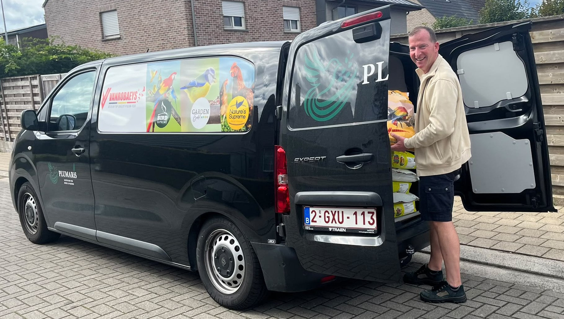 Mario Decneudt bij de Plumaris bestelwagen